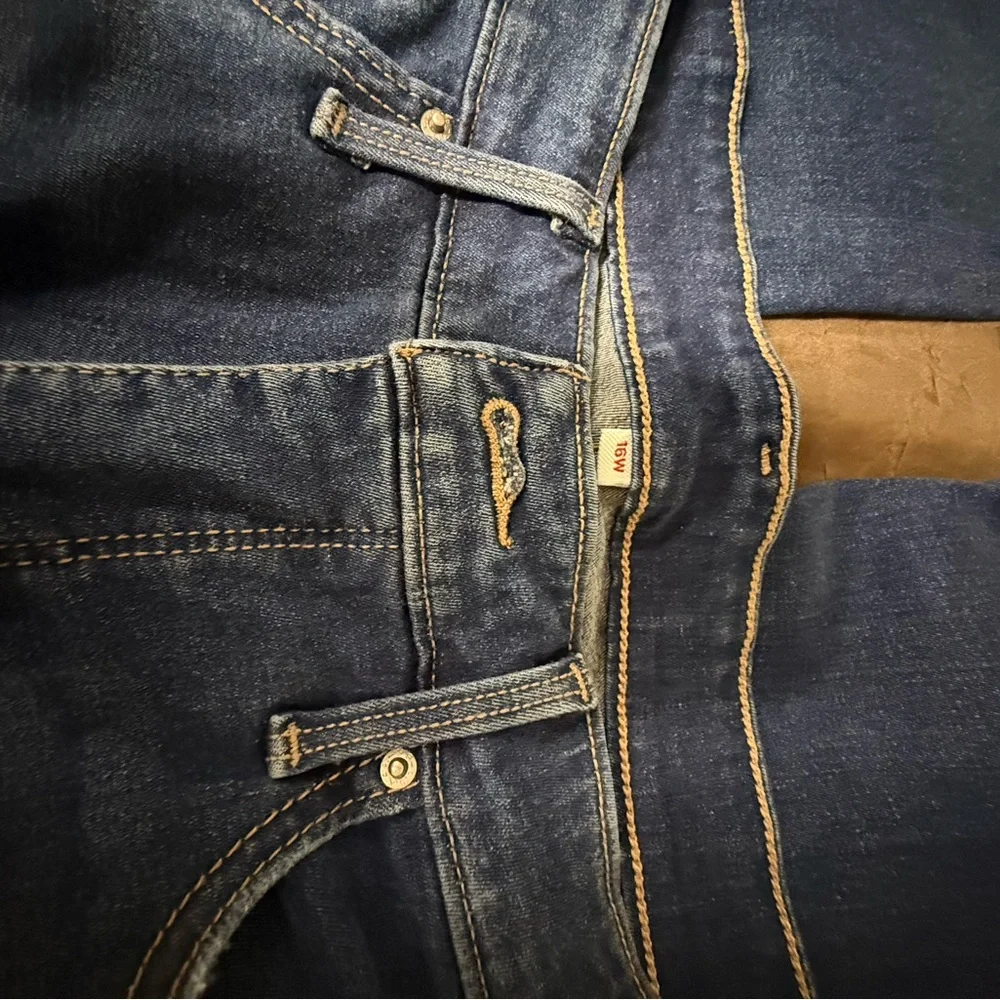 Levi's Deep Blue Denim Capris - Picture 3 of 3